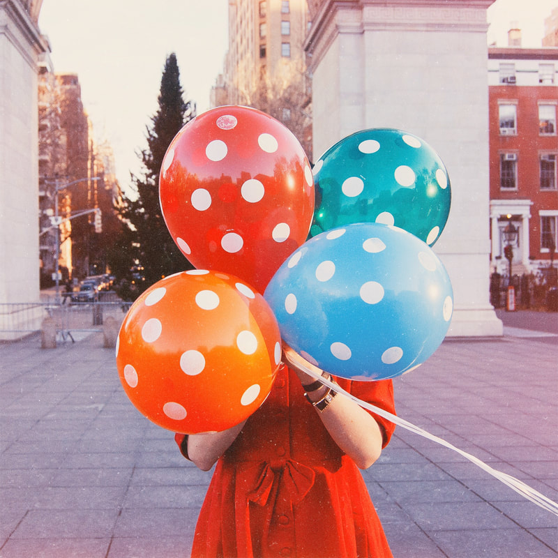 balloons | polka dots | polka dot balloons | balloon photoshoot | washington square park nyc | vintage style | vintage vibes 
